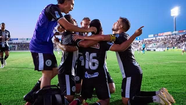 Jogadores do ASA comemoram gol de Arthuzinho contra o Juazeirense (Foto: Lucas Auditore/ASCOM ASA)