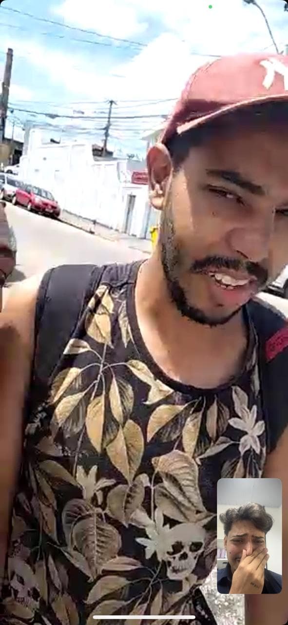 Dêniel (detalha da imagem) se emociona em primeira chamada de vídeo logo após o irmão, Rafael, ser encontrado.