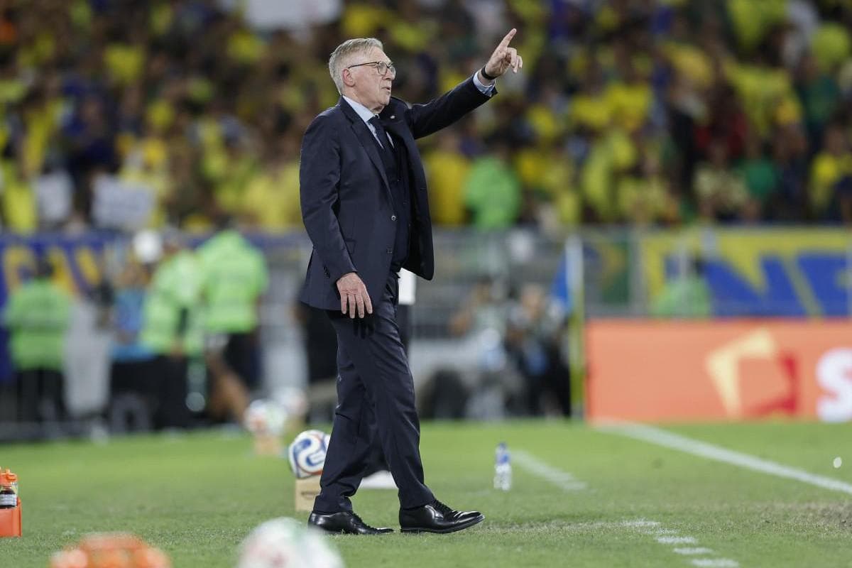 Carlo Ancelotti orientando os jogadores - Foto; Reprodução