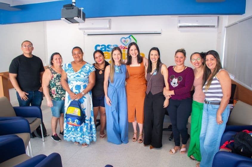 Durante as reuniões, a equipe multiprofissional reforçou a importância da participação das famílias no processo terapêutico, fortalecendo vínculos e construindo estratégias de cuidado que ultrapassam o ambiente das terapias e chegam ao cotidiano dos pacientes. Foto: David Silas/ Ascom Maceió Saúde