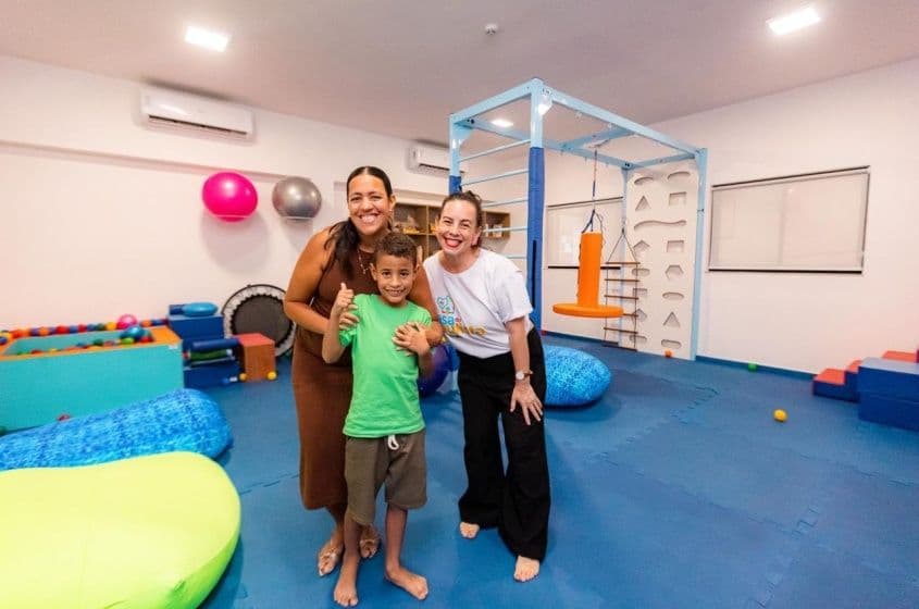 Alexsandra de Lima acompanha o filho, João Pedro, durante atendimento com a terapeuta ocupacional Mayana Vieira. Foto: Itawi Albuquerque/Secom Maceió