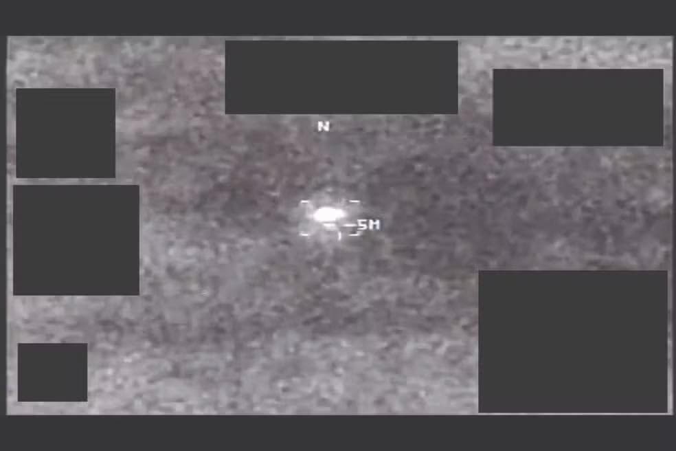 Imagens provavelmente obtidas por um sensor infravermelho a bordo de uma plataforma militar dos Estados Unidos operando na área de responsabilidade do Comando Central dos EUA em 2021. Um usuário enviou este vídeo para uma rede sigilosa em junho de 2024. — Foto: Departamento de Guerra dos EUA