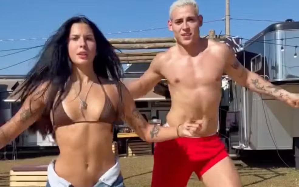 Ana Castela faz dancinha de biquíni em dia de pool party no camping da Festa do Peão de Barretos 2026 — Foto: Reprodução/Instagram
