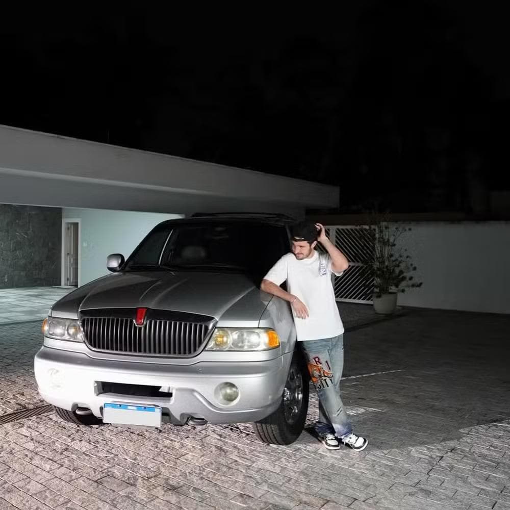 João Augusto abre garagem de Gugu e exibe carro raro dos anos 2000 — Foto: Reprodução/Instagram