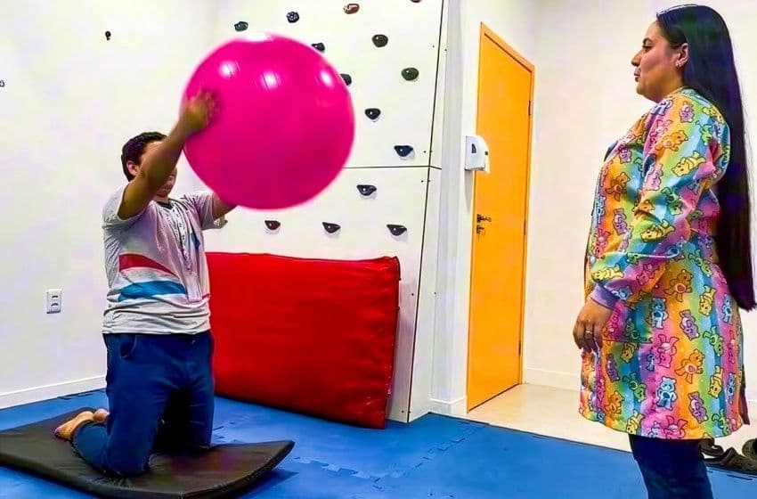Atendimento individualizado e trabalho multiprofissional fortalecem o desenvolvimento e a autonomia de crianças e adolescentes atendidos pela Casa do Autista. Foto: David Silas/ Ascom Maceió Saúde