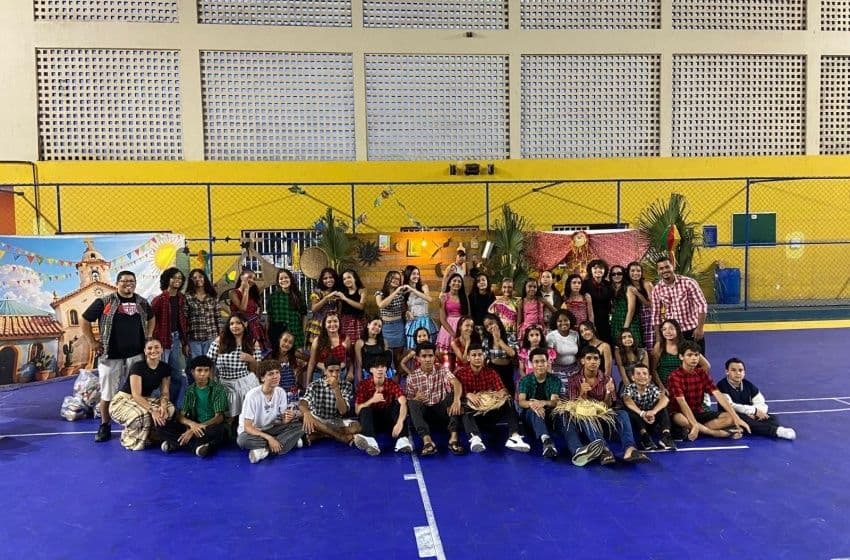 Alunos comemoram momento festivo no Ginásio Arivaldo Maia. Foto: Semesp