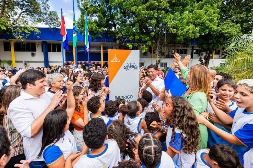 Prefeito Rodrigo Cunha destacou que investir em educação é preparar Maceió para o futuro. Foto: Felipe Sóstenes/ Secom Maceió