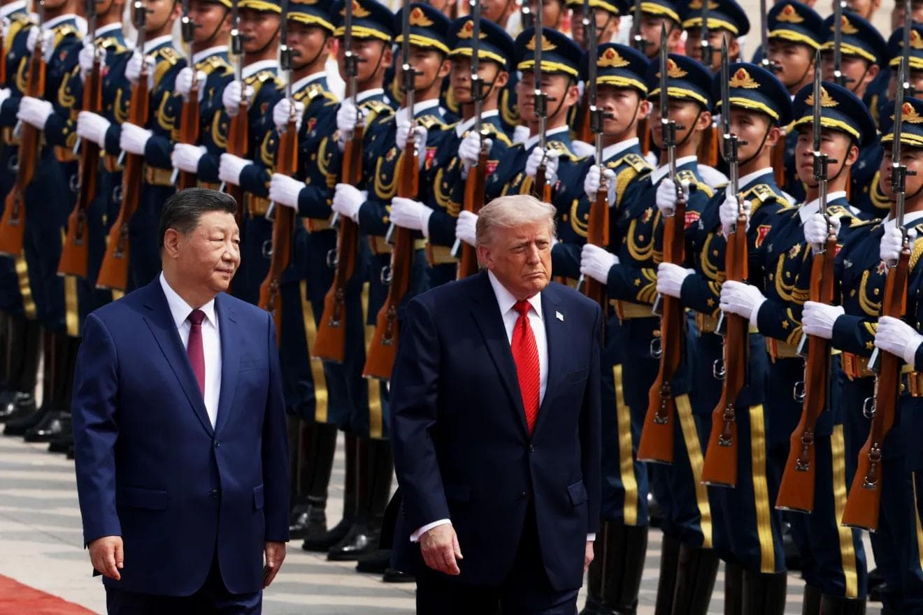 O presidente dos EUA, Donald Trump, caminha ao lado do presidente chinês, Xi Jinping, durante uma cerimônia de boas-vindas no Grande Salão do Povo em Pequim, China • Alex Wong/Getty Images