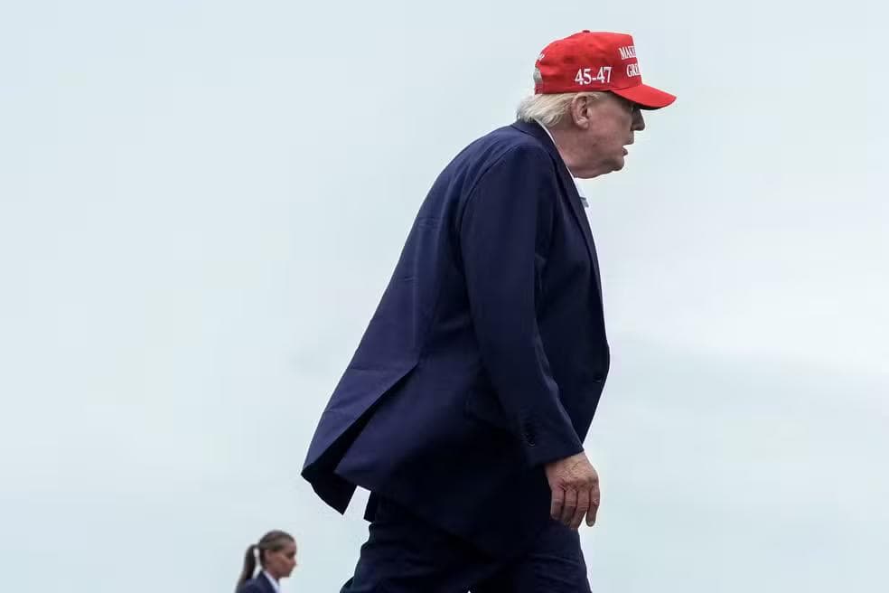 Donald Trump, presidente dos Estados Unidos, caminha para embarcar no Air Force One em Morristown neste domingo (16) — Foto: Ken Cedeno/Reuters