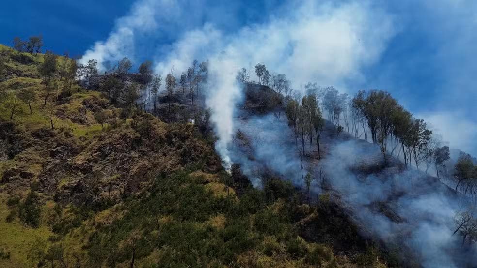 Imagem de drone mostra fumaça subindo do Parque Nacional do Monte Bromo, em Probolinggo, Java Oriental, na Indonésia, em 6 de agosto de 2026 — Foto: REUTERS/Stringer