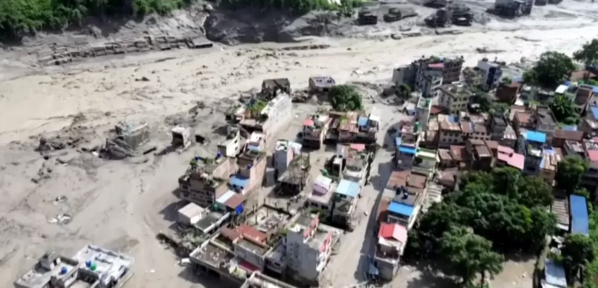 Destruição causada por inundações danifica casas no Nepal • ANI VIA REUTERS