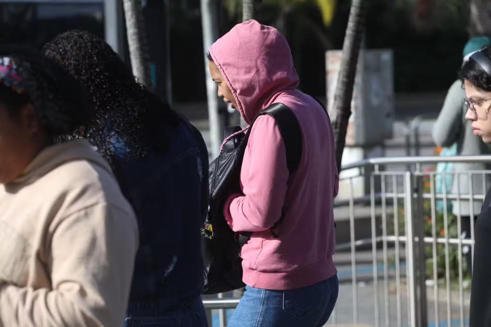 Pessoas se protegem do frio na zona sul de São Paulo, próximo ao metrô do Brooklin, na manhã desta segunda-feira (11). — Foto: RENATO S. CERQUEIRA/ATO PRESS/ESTADÃO CONTEÚDO