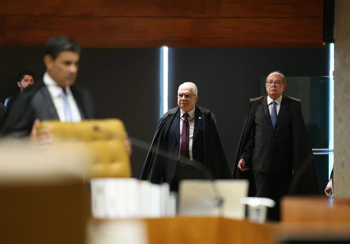 O presidente do STF, Edson Fachin, e o decano Gilmar Mendes, durante sessão plenária • Luiz Silveira/STF