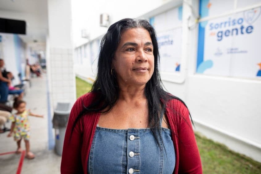 Silvânia: do sorriso constrangido ao início do tratamento. Foto: Alisson Frazão/Secom Maceió