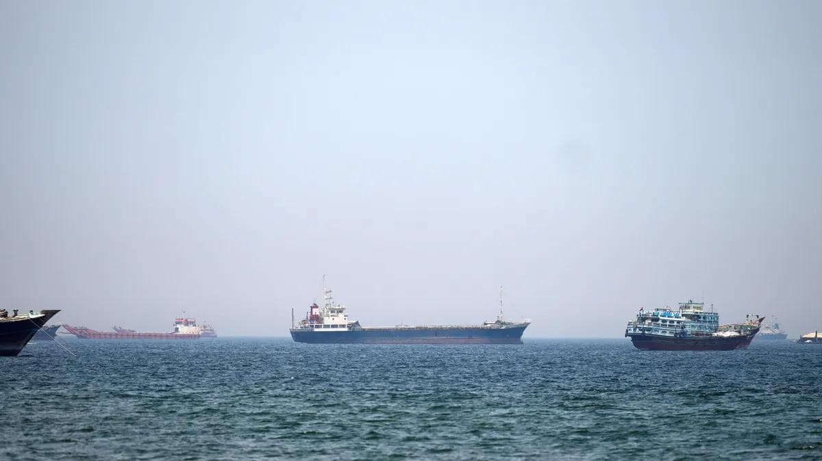 Embarcações no Estreito de Ormuz 29 de abril de 2026 • REUTERS/Stringer
