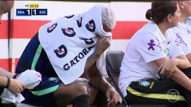 Wesley sente dores e deixa o campo para a entrada de Danilo; veja