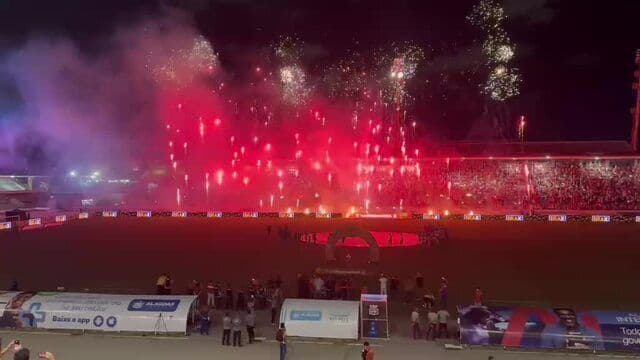 Torcida do CRB faz festa bonita com fogos antes da partida contra o Fortaleza
