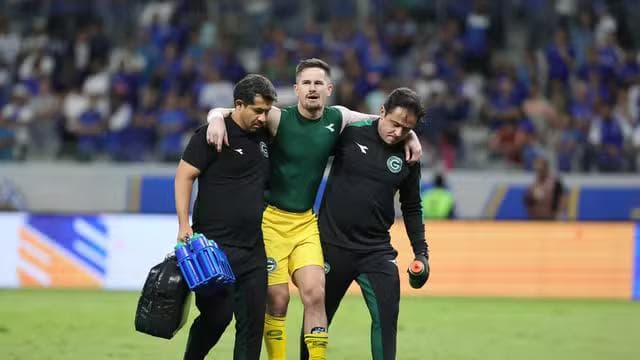 Tadeu deixa jogo entre Cruzeiro e Goiás com suspeita de fratura na perna (Foto: Gilson Lobo/AGIF)
