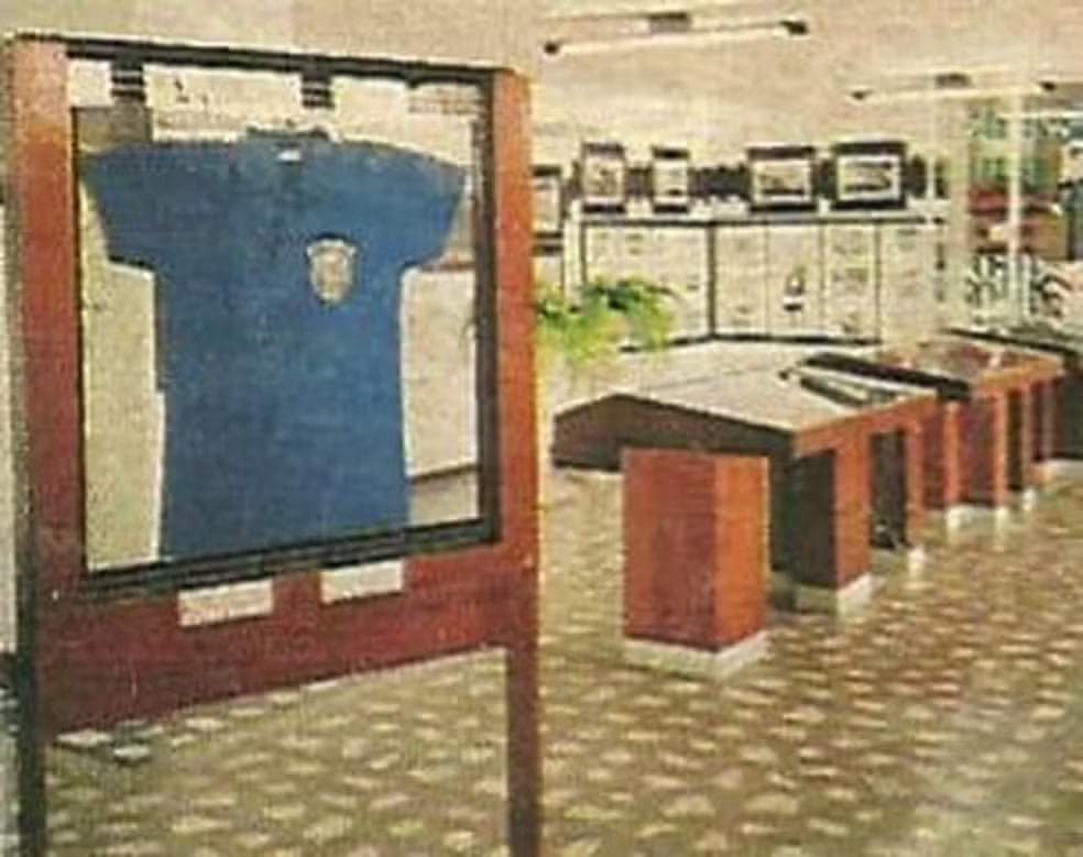 Registro da camisa de Pelé em 1958 em exposição no museu de Maceió — Foto: Museu dos Esportes