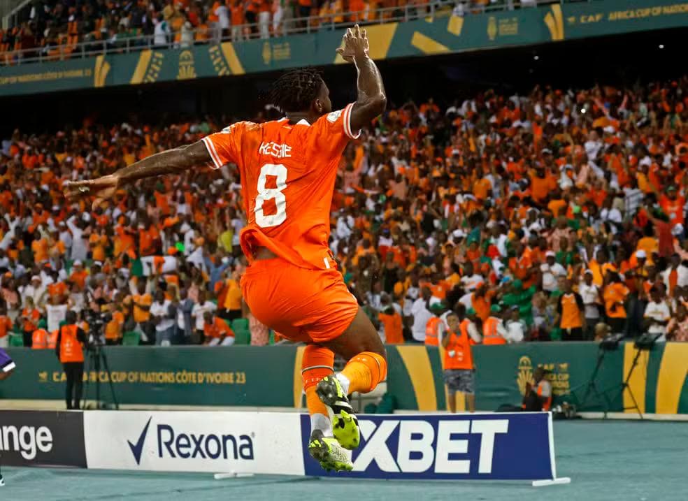 Kessié comemora gol pela seleção da Costa do Marfim — Foto: Luc Gnago/Reuters