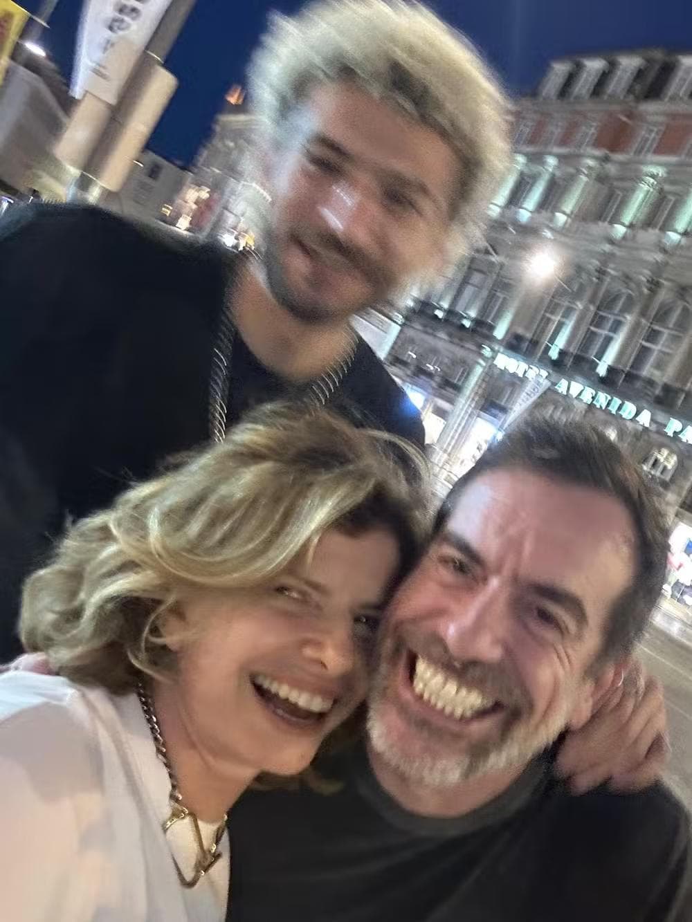 Débora Bloch publica cliques raros com o marido português e o filho durante viagem — Foto: Reprodução/ Instagram