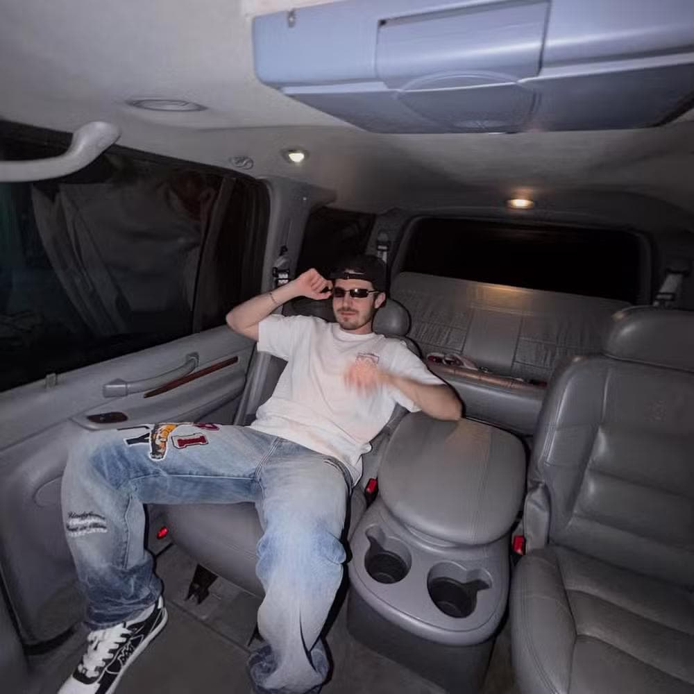 João Augusto abre garagem de Gugu e exibe carro raro dos anos 2000 — Foto: Reprodução/Instagram
