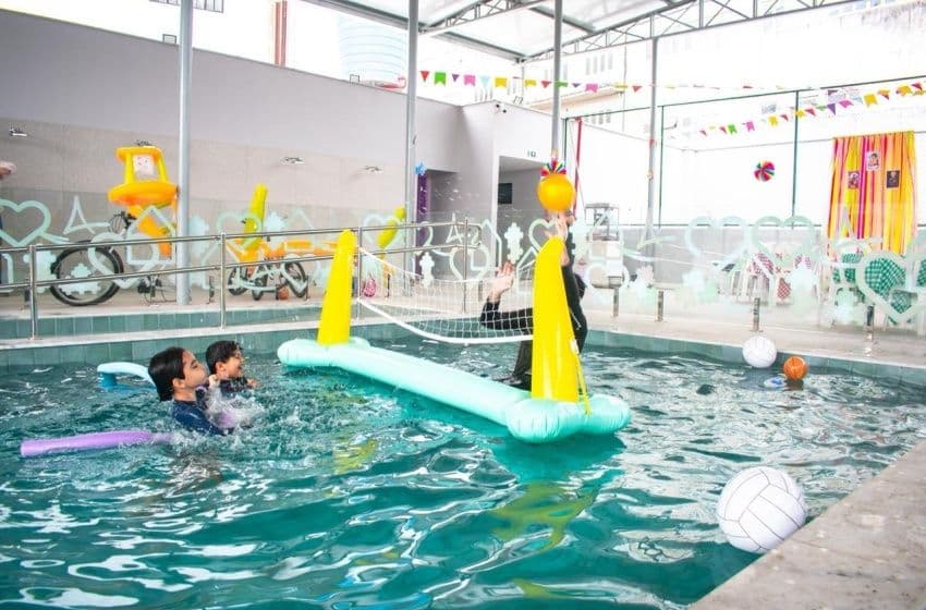 Crianças e adolescentes participam de intervenção terapêutica em grupo na piscina, atividade que estimula o desenvolvimento motor, a socialização e a autonomia de forma lúdica e segura. Foto: David Silas/ Ascom Maceió Saúde