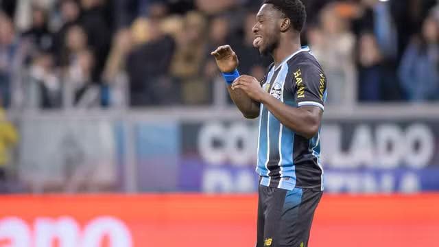 Amuzu do Grêmio, lamenta durante partida contra o Flamengo na Arena (Foto: Maxi Franzoi/AGIF)