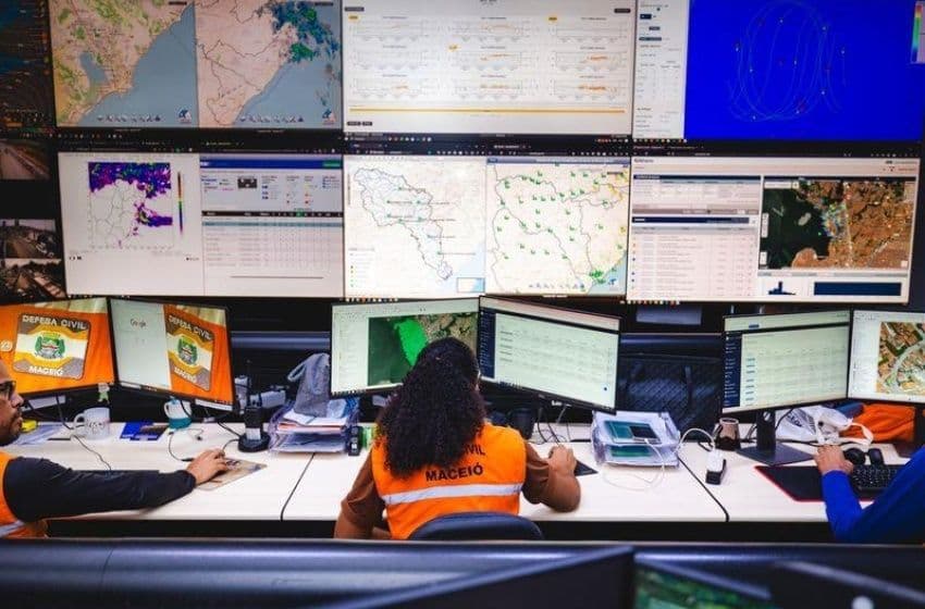 Centro de Monitoramento avalia as previsões e emite os alertas para a população. Foto: Secom Maceió