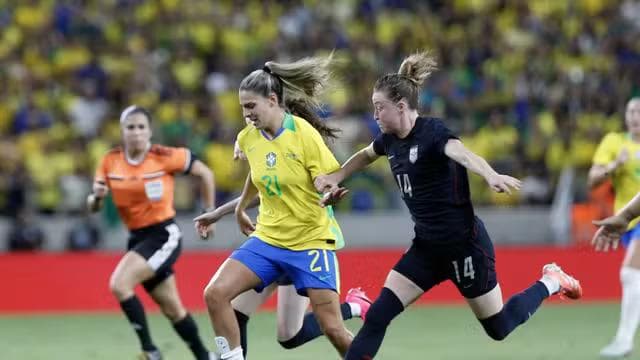 Gio Garbelini em amistoso da seleção brasileira feminina entre Brasil x Estados Unidos (Foto: Kid Júnior/SVM)