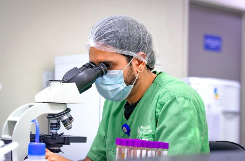 Treinamento reforçou boas práticas em coleta e acondicionamento de amostras laboratoriais, contribuindo para diagnósticos mais precisos e uma assistência cada vez mais segura e humanizada. Foto: David Silas/ Ascom Maceió Saúde