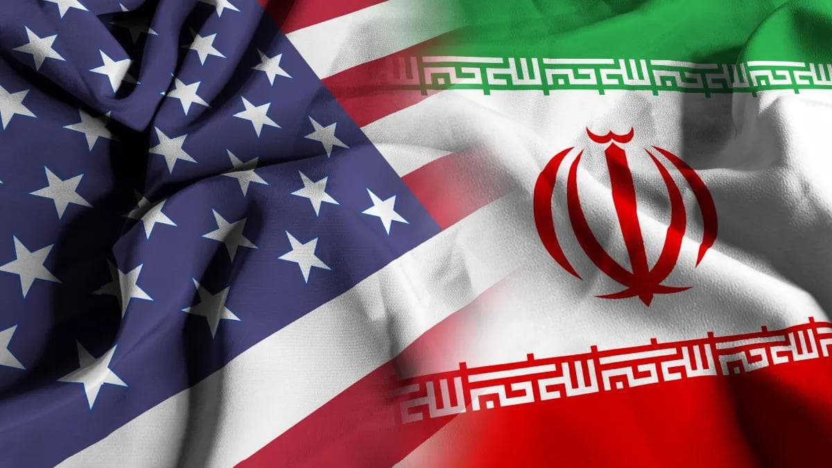 Arte da bandeira dos Estados Unidos junto da bandeira do Irã • Manoel Augusto Moreno/Getty Images