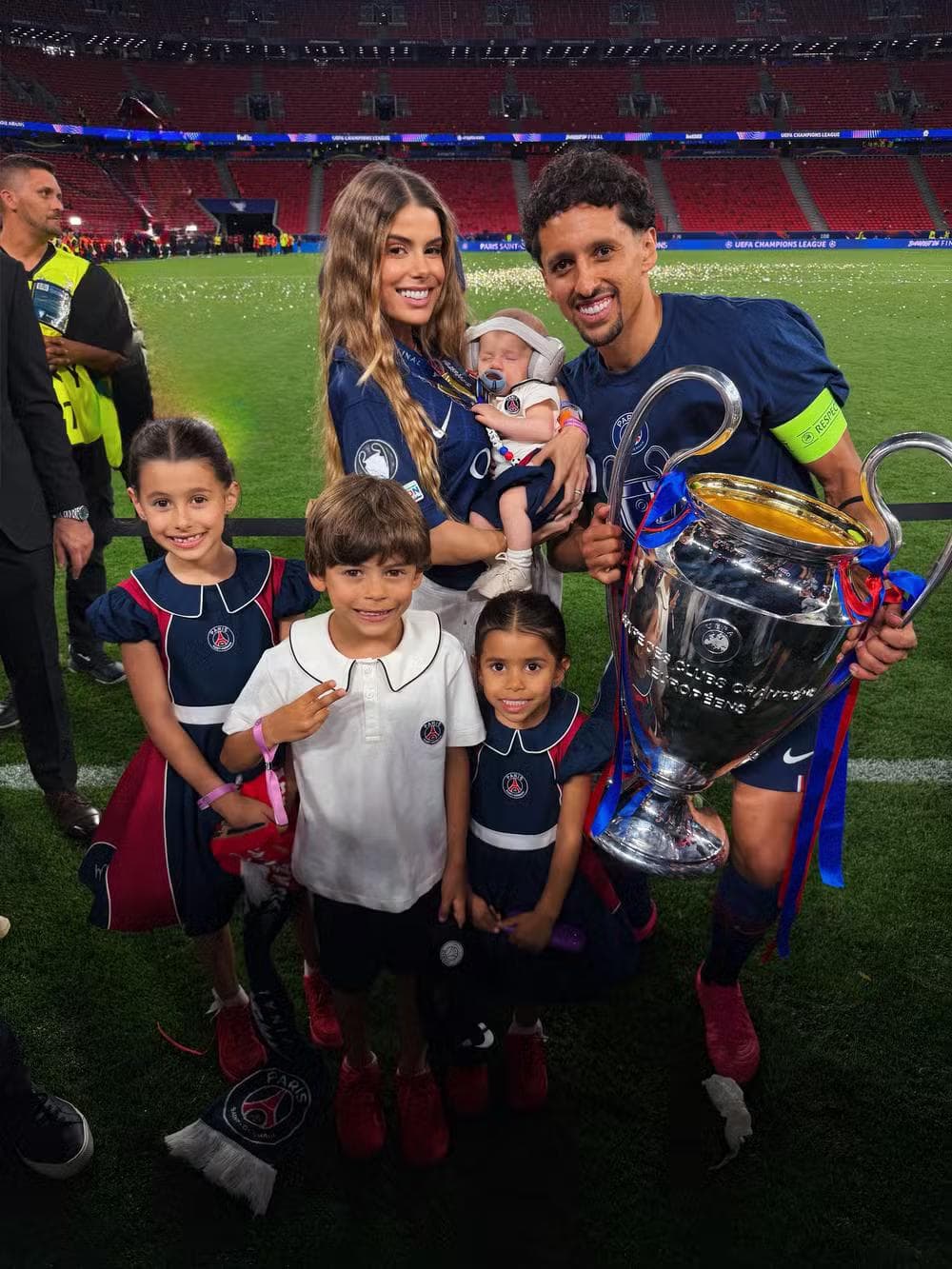 A influenciadora e o jogador do Paris Saint-Germain são pais de quatro filhos — Foto: Reprodução