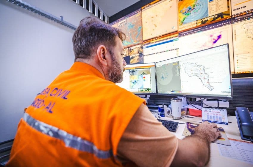 Monitoramento da cidade é realizado 24h por dia no Centro Integrado de Monitoramento e Alerta da Defesa Civil de Maceió. Foto: Secom Maceió