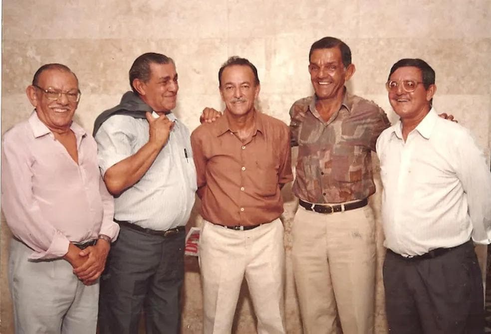 No museu, o jornalista Lauthenay Perdigão e os irmãos Santa Rosa: Wilson, Luiz, Dida e Edson — Foto: Arquivo Museu dos Esportes