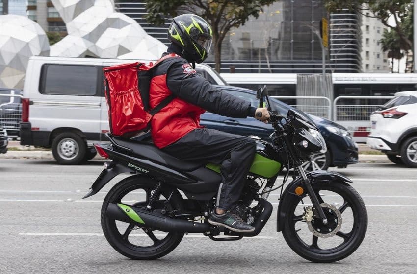 O uso correto dos equipamentos de segurança individual, atenção aos limites de velocidade, contribuem para um trânsito mais seguro. Foto reprodução.