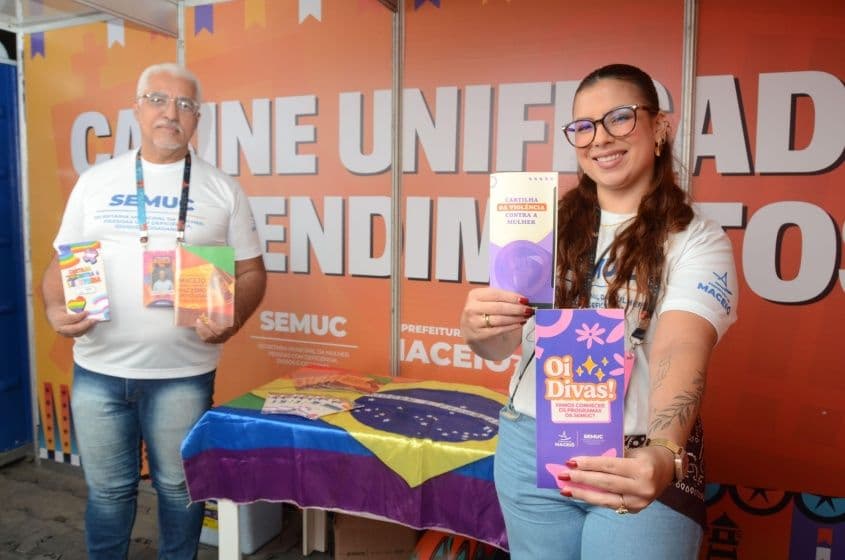Amaurício de Jesus e Fernanda Aragão realizam o atendimento ao público e a distribuição de cartilhas informativas no São João Massayó 2026. Foto: Beto Macário/Secom Maceió