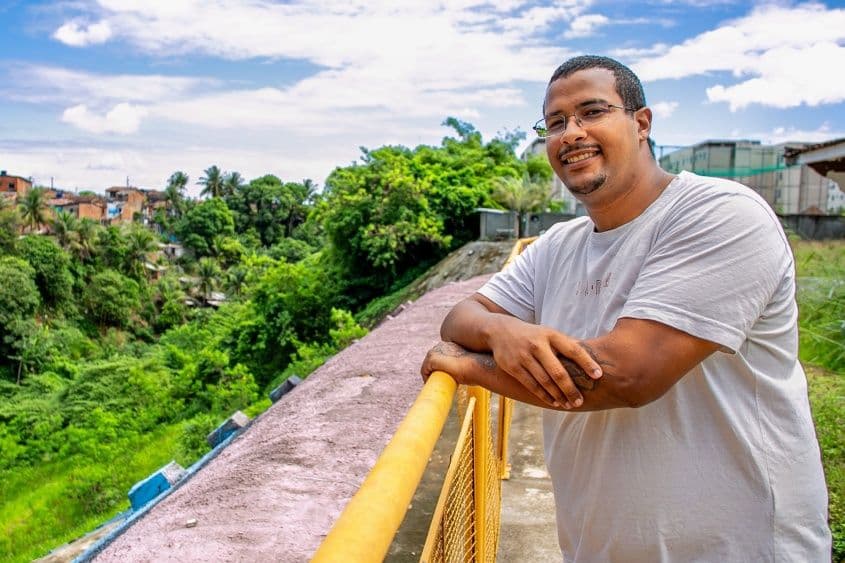 Morador João Carlos, afirma que a obra trouxe uma nova realidade para o condomínio. Foto: Allan César/Secom Maceió