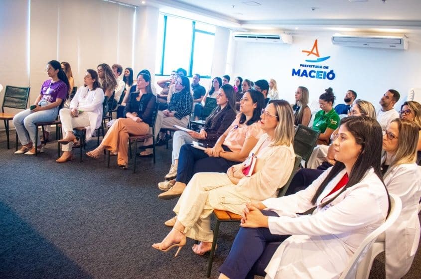 Representantes do Maceió Saúde e do Hospital da Cidade durante a apresentação do Programa Institucional Guardiões da Segurança, iniciativa que fortalece a cultura de qualidade e cuidado seguro na unidade. Foto: David Silas/Ascom Maceió Saúde