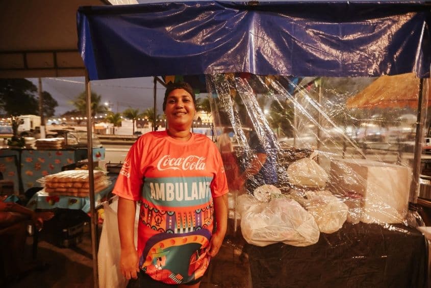 É a primeira vez que Alessandra Ferreira está comercializando no evento e o material da sua barraca estava dentro das normas de segurança. Foto: Mariel Matias/Secom Maceió