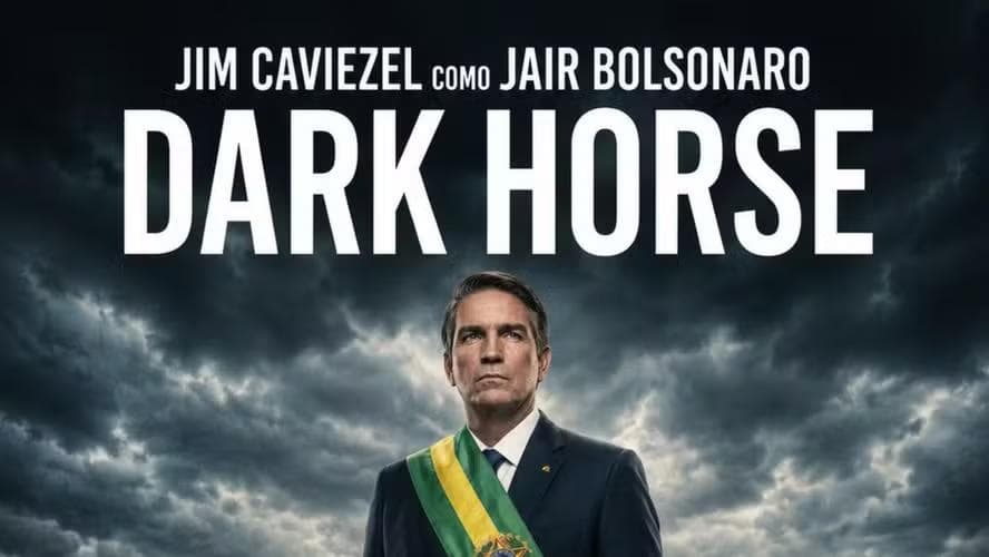 Jim Caviezel no pôster de 'Dark Horse', filme sobre Jair Bolsonaro — Foto: Reprodução/Instagram/therealjimcaviezel