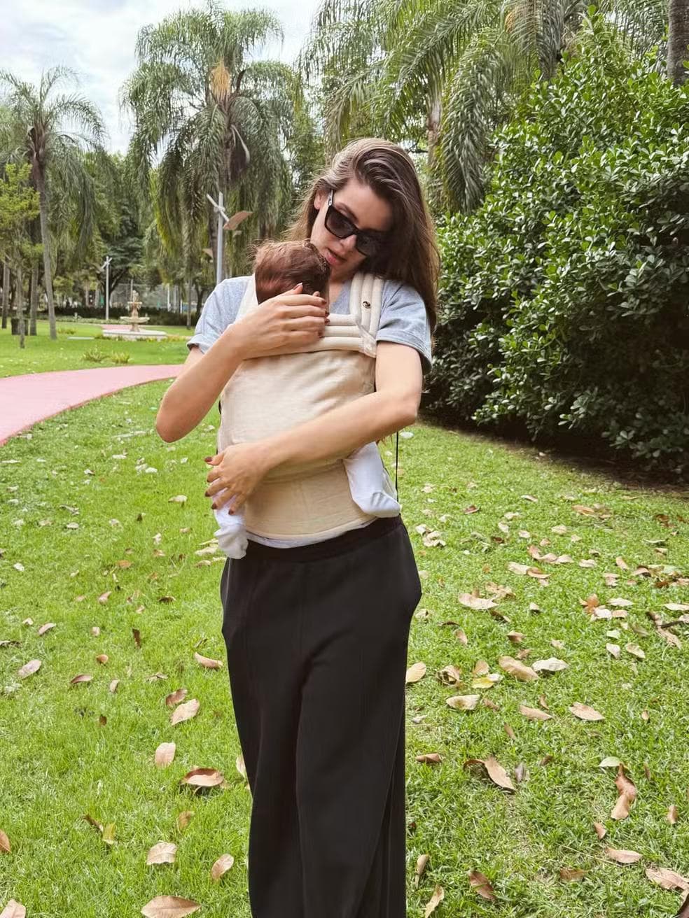 Camila Queiroz e sua filha, Clara — Foto: Reprodução / Instagram