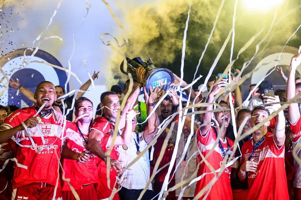 Gum levanta taça de campeão alagoano — Foto: AIlton Cruz
