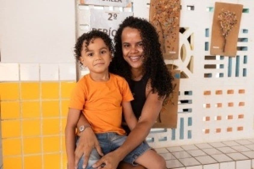 Ryan Guilherme com a mãe, Poliane Domingos. Foto: Victor Vercant/ Secom Maceió