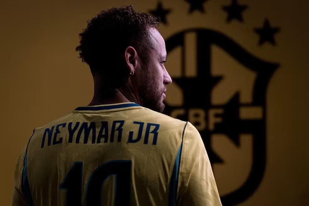 Camisa oficial de Neymar foi anunciado sem o ponto final pelo Brasil — Foto: Getty Images