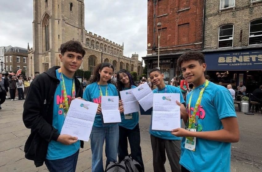 Mensagem foi entregue aos estudantes durante atividades do Maceió Abraça o Mundo na Inglaterra. Foto: Ascom Semed