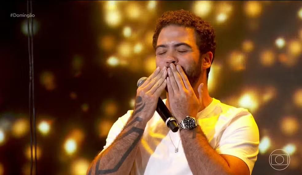 Ronald aparece no palco do Domingão para fazer surpresa a Ronaldo Nazário, seu pai — Foto: Globo