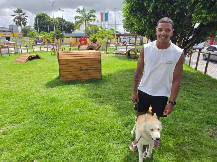 David acompanhou as mudanças e disse que agora tem onde ficar com tranquilidade. Foto: Secom Maceió