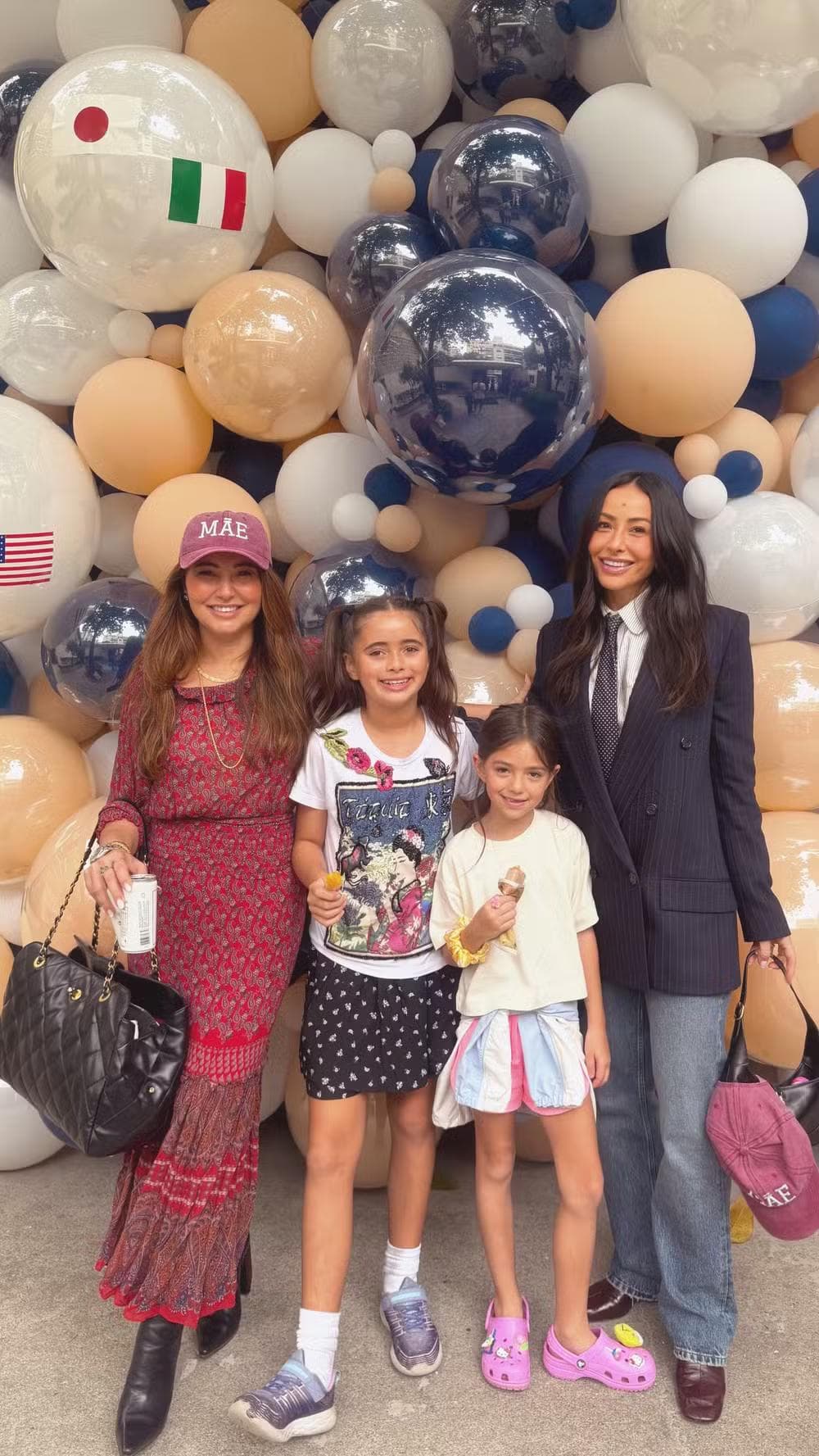 As irmãs Karina Sato e Sabrina Sato com as respectivas filhas, Manuela e Zoe — Foto: Reprodução/Instagram