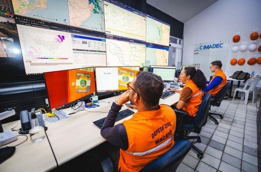 Equipes fazem monitoramento das condições do tempo de forma ininterrupta. Foto: Secom Maceió